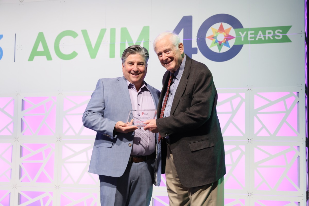 Robert Hamlin accepts award from Cardiology President Dr. Steven Rosenthal