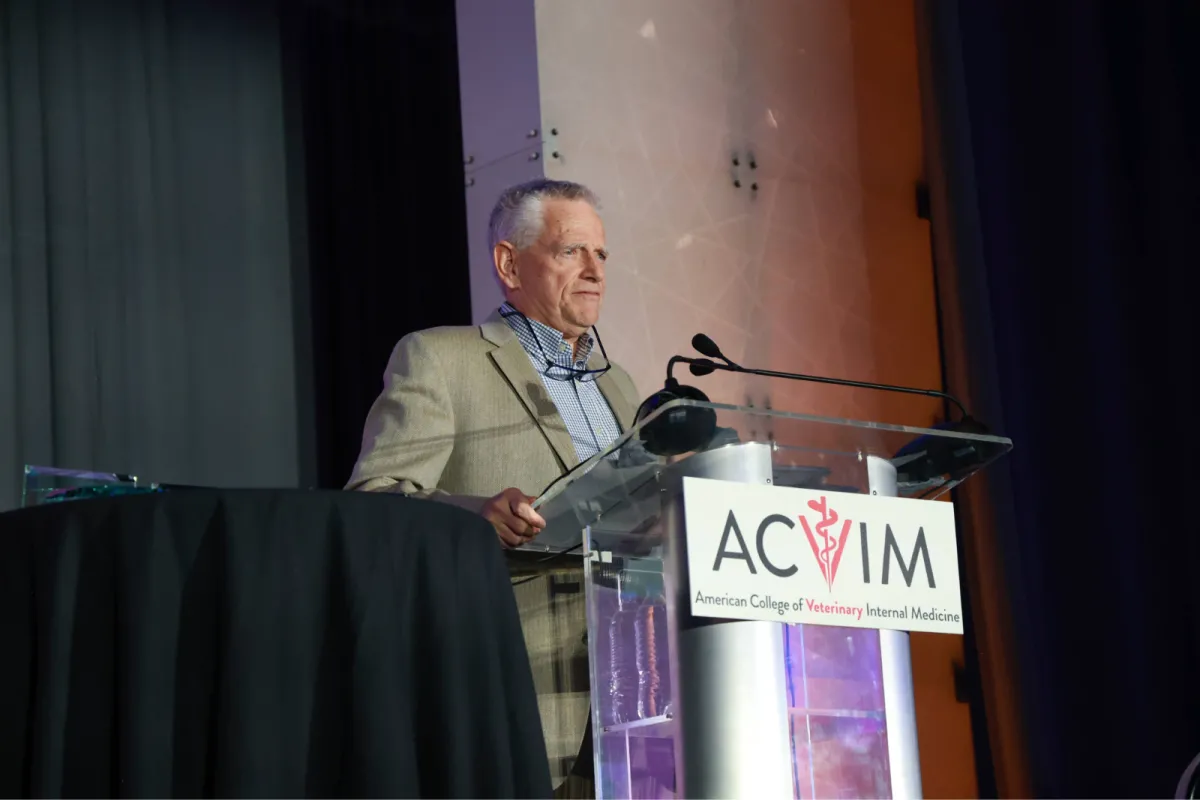 Warwick Bayly accepts the 2025 LAIM Specialty Lifetime Achievement Award